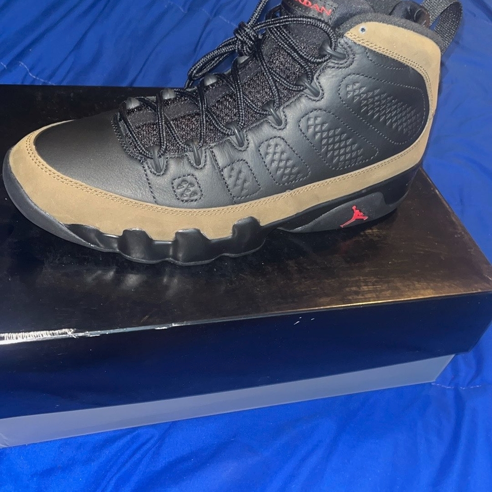 Jordan Men's Black and Tan Sneakers